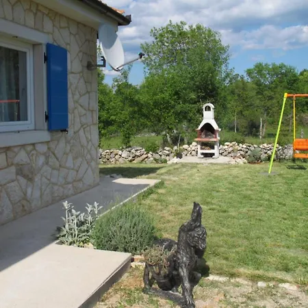 Stone House With Garden 度假居 *
